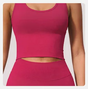 Detailaufnahme eines rosa nahtlosen Yoga-Sets mit hoher Taille und Schlankheitseffekt