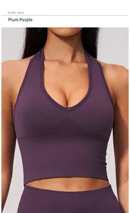Nahaufnahme eines lila Neckholder-Yoga-BHs mit nahtloser Strickstruktur.