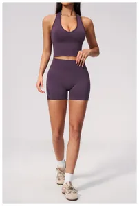 Detailansicht von lila Neckholder-Yoga-BH und nahtlosen Fitness-Shorts für Damen.