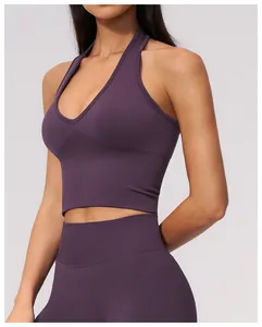 Nahaufnahme eines atmungsaktiven lila Neckholder nahtlosen Yoga Sport-BHs für Damen