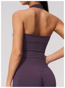 Detaillierte Rückansicht eines lila atmungsaktiven Halter-Yoga-Bras mit nahtloser Textur