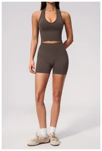 Premium braunes nahtloses Yoga-Set mit Neckholder-BH und High-Waist-Shorts fürs Training