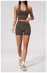 Detailansicht des nahtlosen mokkabraunen Neckholder-Yoga-BHs und der hohen Shorts