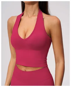 Nahaufnahme eines magentafarbenen, nahtlosen Halterneck-Sport-BHs für Yoga und Fitness