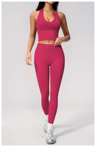 Vollkörperansicht eines rosa Neckholder-Yoga-BHs und nahtlosen Leggings-Sets.