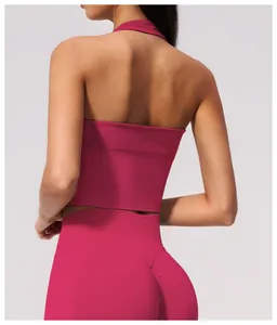 Detailansicht eines fuchsiafarbenen Neckholder-Sport-BHs für Yoga und Fitnessübungen