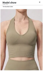 Nahaufnahme eines nahtlosen Halter-Yoga-BHs in Tonfarbe mit V-Ausschnitt-Detail
