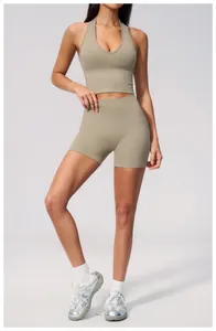 Detailansicht von nahtlosem Neckholder-Yoga-BH und passenden Shorts in Salbeigrün