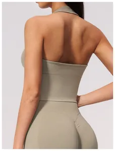 Rückansicht eines khakifarbenen Neckholder-Sport-BHs und passender hoher Yoga-Leggings