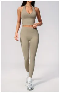 Vorderansicht eines atmungsaktiven, nahtlosen Halter-Yoga-Bras und passender Leggings
