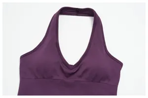 Detailaufnahme des nahtlosen lila Halterneck-Yoga-BHs mit Ausschnitt