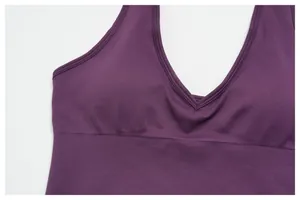 Detaillierte Nahaufnahme eines nahtlosen lila Yoga-Sport-BHs mit tiefem V-Ausschnitt