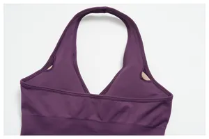 Detailansicht eines lila atmungsaktiven Neckholder Nahtlos Yoga Sport BHs für Damen