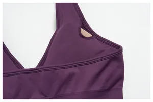 Makroaufnahme eines lila Sport-BHs mit V-Ausschnitt und nahtloser Textur des Stoffes