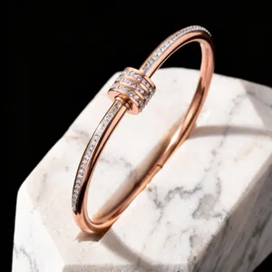 Elegante bracciale rigido in acciaio inossidabile oro rosa con brillanti pietre zirconi