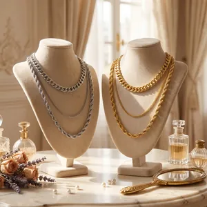 Vue détaillée de colliers multi-rangs en maille gourmette et corde or et argent sur bustes.