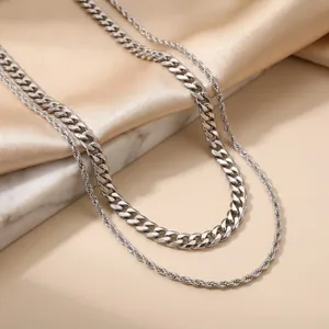 Vue détaillée du collier multicouche en acier inoxydable argenté, chaîne cubaine
