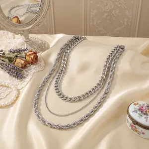 Vue détaillée d'un collier multicouche en acier inoxydable argenté style cubain
