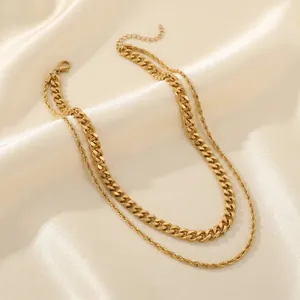 Gros plan d'un collier tendance à double épaisseur avec chaîne cubaine dorée sur soie