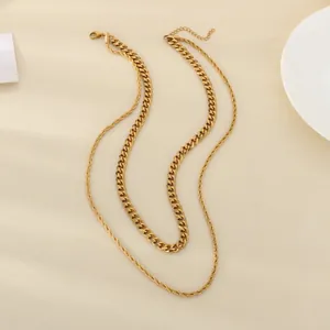 Vue détaillée d'un collier multicouche plaqué or avec maille cubaine et maille corde.
