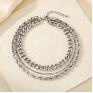 Détail rapproché d'un collier multicouche en acier inoxydable aux mailles variées