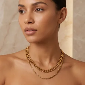 Gros plan d'un mannequin portant un collier doré en maille cubaine et torsadée