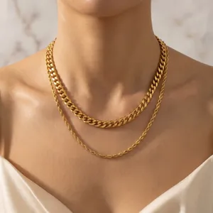 Détail du collier multi-rangs en acier inoxydable doré avec chaîne cubaine et corde
