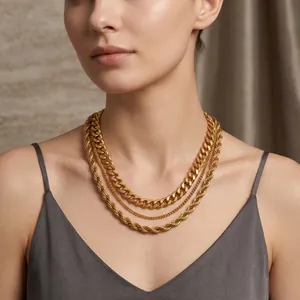 Détail d'un collier à trois couches en maille cubaine dorée sur un mannequin mode