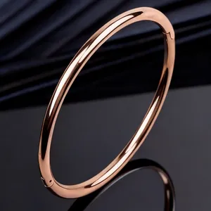 Eleganter minimalistischer Armreif aus hochglanzpoliertem roségoldenem Titanstahl