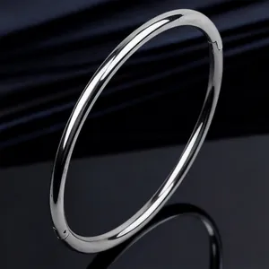 Eleganter polierter Armreif aus silbernem Titanstahl für Damen mit Scharnierverschluss