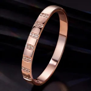 Eleganter Armreif aus Roségold-Titanstahl mit raffinierten Diamantbesatz-Elementen für Damen