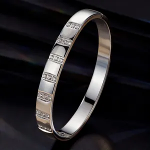 Silberfarbenes Armband aus Titanstahl mit eleganten, funkelnden Diamantreihen