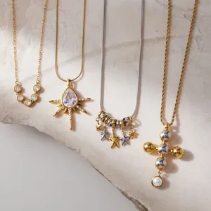 Elegantes Set aus Edelstahl-Halsketten mit Sternanhängern und Kristall-Wassertropfen