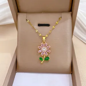 Collier élégant en acier titane avec pendentif fleur en zircon rose en boîte cadeau