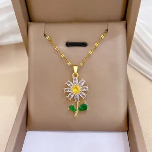Vue détaillée d'un collier pendentif fleur en acier titane avec zircons colorés