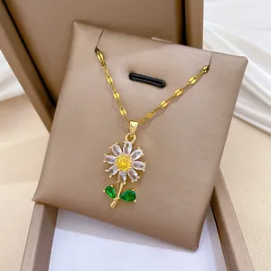 Vue détaillée d'un collier fleur doré avec des pétales en zircone jaune et blanc étincelant
