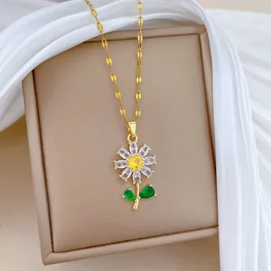 Détail d'un collier fleur en acier titane avec pendentif zircon multicolore sur écrin.