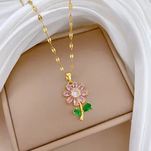 Élégant collier en acier titane plaqué or avec un pendentif fleur en zircone rose détaillé