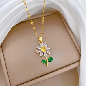 Vue détaillée du collier fleur en acier titane avec zircons jaunes, blancs et verts