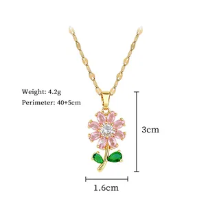 Vue détaillée du collier pendentif fleur avec zircons roses et chaîne dorée