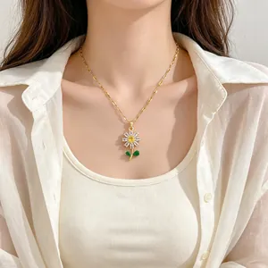 Gros plan d'un collier pendentif marguerite doré orné de zircons sur un mannequin