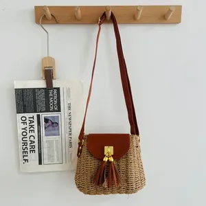 Sac bandoulière rétro en paille tissée avec rabat en cuir marron et glands élégants