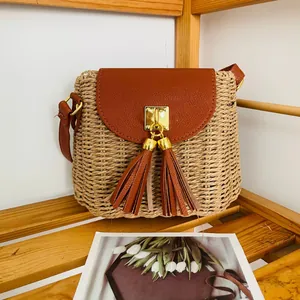 Vue détaillée du sac bandoulière en paille tissée avec rabat en simili cuir marron