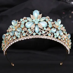 Elegante corona da sposa con cristalli azzurri e motivi a foglia per matrimoni