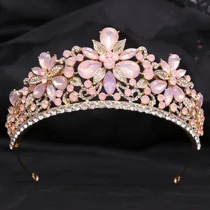 Vista dettagliata del motivo a foglie di cristallo rosa e strass su una corona.