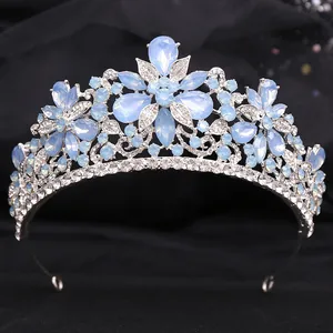 Primo piano di una tiara da sposa in cristallo blu chiaro su uno sfondo di stoffa nera