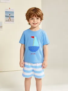 Completo Estivo in Cotone per Ragazzi Stile Occidentale T-Shirt a Maniche Corte con Ricamo Barca a Vela e Pantaloncini a Righe