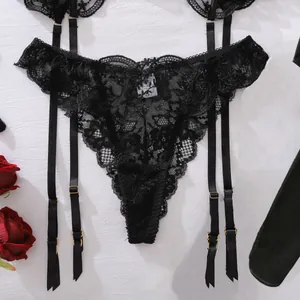 Nahaufnahme eines schwarzen floralen Spitzen-Strumpfhalters mit verstellbaren Trägern.