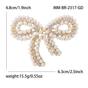 Vue détaillée de l'élégante broche nœud en perles avec accents de cristal et dimensions