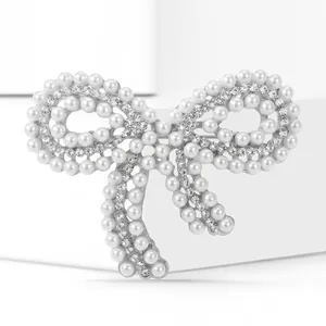 Gros plan de l'élégante broche nœud en argent avec perles blanches et strass BR2317